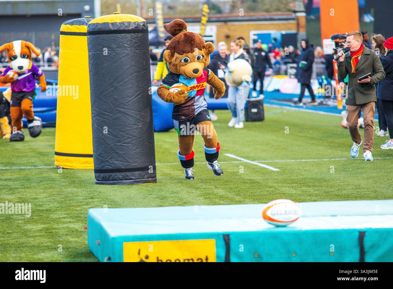 Londra, Regno Unito, 16 marzo 2025 a metà tempo a Gloucester-Hartpury contro Saracens nella Premiership Women's Rugby Final ha visto la prima gara Club Mascot (vinta da sale Sharks 'Sharky' e Harlequins 'Emily Bear Second) allo Stonex Stadium di Londra, Regno Unito. Alex Williams / Alamy Live News Foto Stock