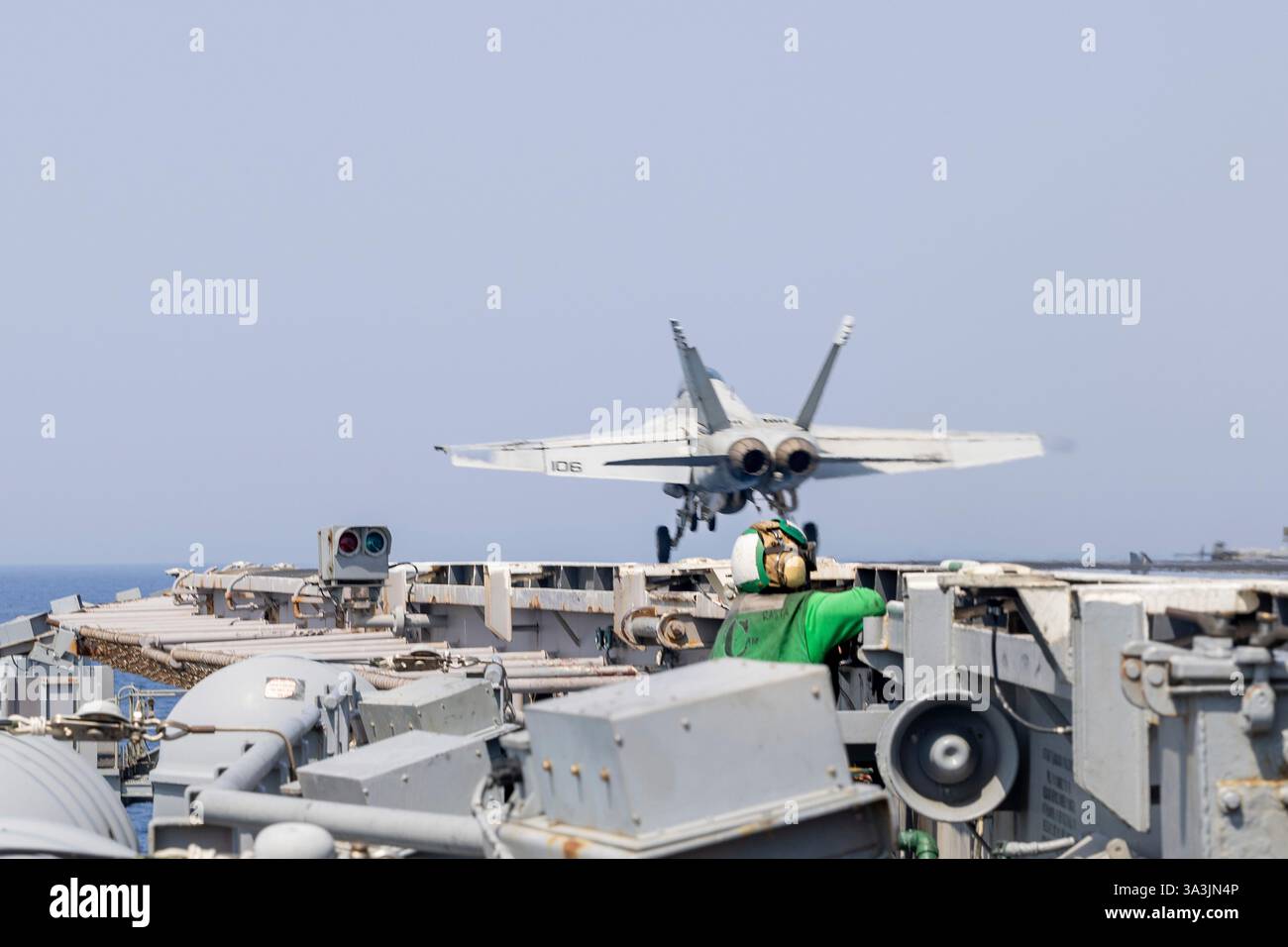 USS Harry S. Truman, acque internazionali. 13 marzo 2025. Un caccia F/A-18F Super Hornet della US Navy, attaccato al Red Rippers dello Strike Fighter Squadron 11, viene lanciato dal ponte della portaerei classe Nimitz USS Harry S. Truman, 13 marzo 2025, operante nel Mar Rosso. Crediti: MC2 Logan McGuire/U. S Navy Photo/Alamy Live News Foto Stock