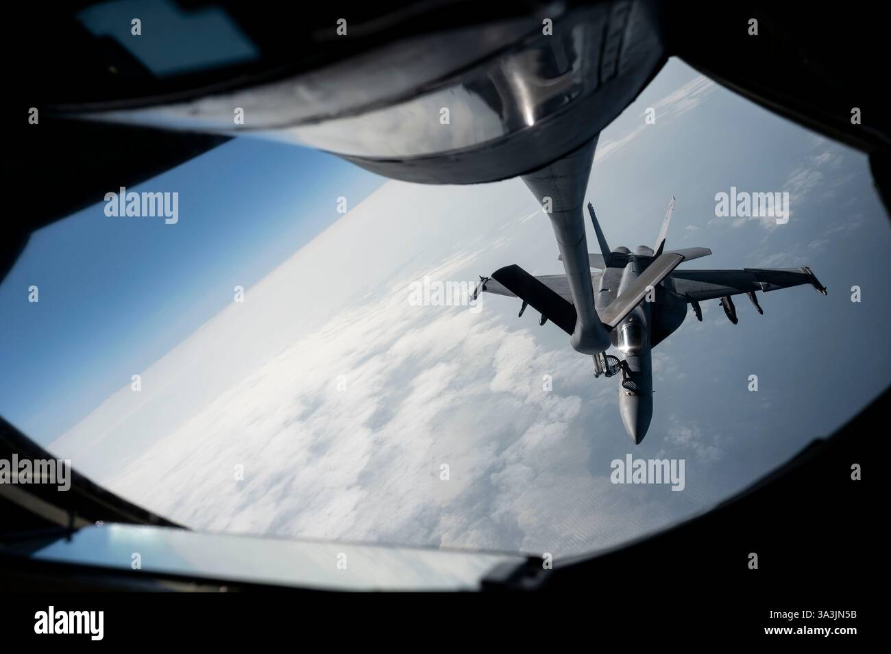 Mar Rosso, acque internazionali. 11 marzo 2025. Un caccia F/A-18F Super Hornet della Marina statunitense assegnato al gruppo d'attacco Harry S. Truman Carrier si rifornisce da un aereo da rifornimento KC-135R Stratotanker durante l'operazione Prosperity Guardian, 9 marzo 2025, sopra il Mar Rosso. Credito: SSgt. William Rio Rosado/U. S Air Force Photo/Alamy Live News Foto Stock