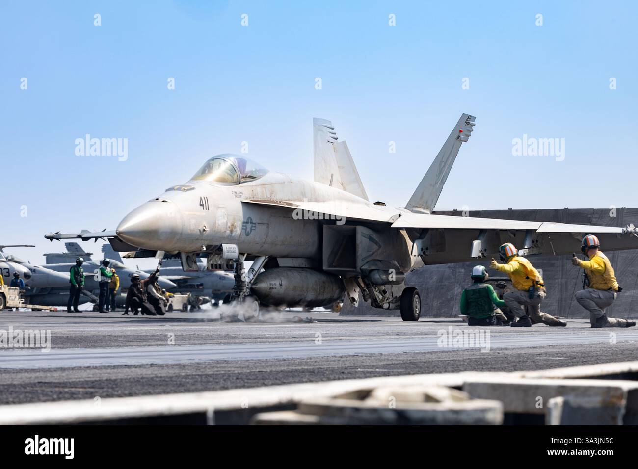 USS Harry S. Truman, acque internazionali. 13 marzo 2025. I marinai della US Navy segnalano che tutti vanno per il lancio su un aereo da caccia F/A-18E Super Hornet attaccato al Knighthawks of Strike Fighter Squadron 136, fuori dal ponte di volo della portaerei classe Nimitz USS Harry S. Truman, 13 marzo 2025, operante nel Mar Rosso. Crediti: MC2 Logan McGuire/U. S Navy Photo/Alamy Live News Foto Stock