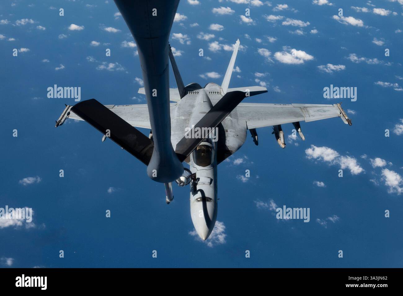 Mar Rosso, acque internazionali. 11 marzo 2025. Un caccia F/A-18F Super Hornet della Marina statunitense assegnato al gruppo d'attacco Harry S. Truman Carrier si rifornisce da un aereo da rifornimento KC-135R Stratotanker durante l'operazione Prosperity Guardian, 1 marzo 2025, sopra il Mar Rosso. Credito: SSgt. William Rio Rosado/U. S Air Force Photo/Alamy Live News Foto Stock