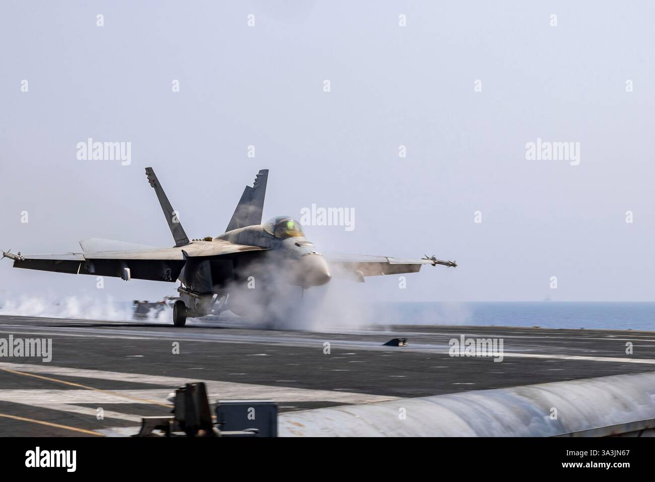 USS Harry S. Truman, acque internazionali. 13 marzo 2025. Un F/A-18E Super Hornet della Marina statunitense, attaccato al Sunliners of Strike Fighter Squadron 81, si lancia dal ponte della portaerei classe Nimitz USS Harry S. Truman, 13 marzo 2025, operante nel Mar Rosso. Crediti: MC2 Logan McGuire/U. S Navy Photo/Alamy Live News Foto Stock