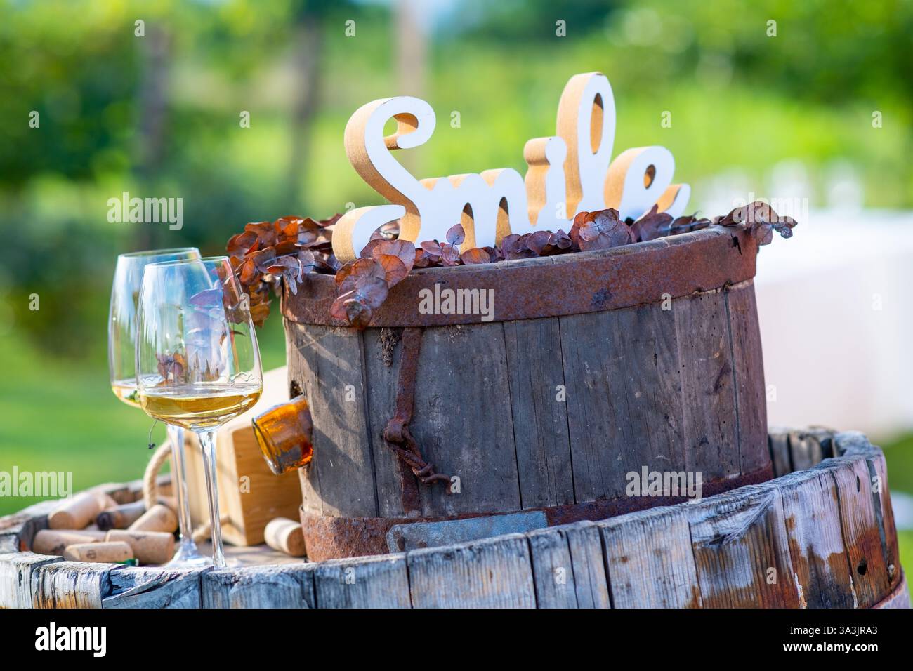 Decorazioni per matrimoni, bicchieri da vino, botte di legno e iscrizione volumetrica "sorriso" Foto Stock