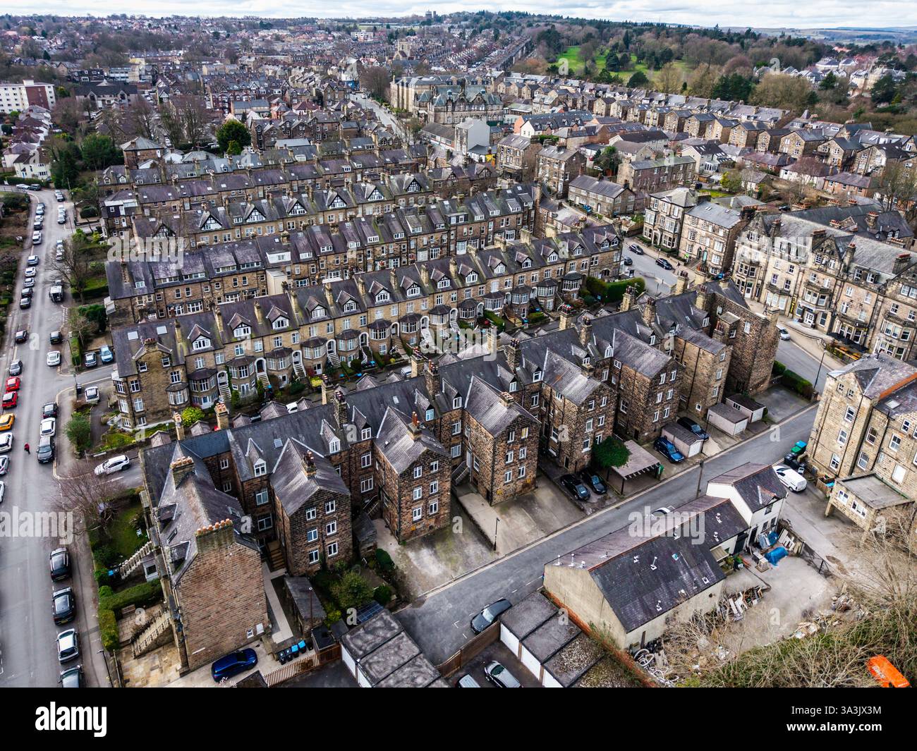 Vista panoramica delle esclusive case vittoriane a quattro piani in un'area esclusiva di Harrogate nel North Yorkshire, Regno Unito, chiamata Cold Bath Road Foto Stock
