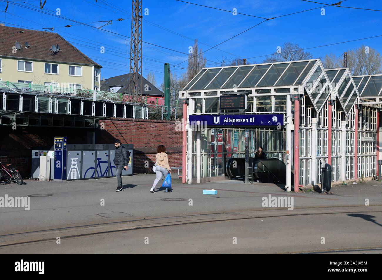 Soziale Brennpunkte in Essen Im Essener Ortsteil Altenessen ist am Bahnhof ein Hotspot entstanden, wo Kriminalität zum Alltag gehört. Hierzu gehört zum Beispiel ein erhöhter Bevölkerungsanteil von Migranten, sowie rechtsextreme Gruppen, die zu Gewalttaten neigen. Essen Nordrhein-Westfalen Deutschland Altenessen *** punti di interesse sociale a Essen, nel distretto Altenessen di Essen, è emerso un punto caldo alla stazione ferroviaria dove la criminalità fa parte della vita quotidiana ciò include, ad esempio, una maggiore percentuale di migranti nella popolazione, nonché gruppi estremisti di destra che sono inclini a V Foto Stock