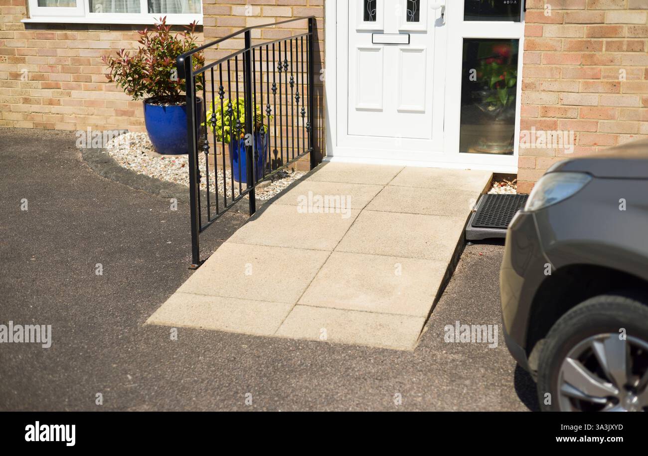 Buckinghamshire, Regno Unito - 19 maggio 2024. Rampa per sedie a rotelle fuori dalla porta d'ingresso di una casa del Regno Unito. Accesso per disabili. Foto Stock