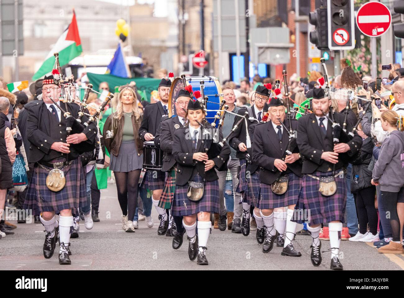 Manchester, Regno Unito. 16 marzo 2025. Parata di un giorno a Saint Patricks, Manchester. Migliaia di persone si sono allineate lungo il percorso per assistere alla sfilata del giorno di San Patrizio con cappelli verdi, bandiere irlandesi e Leprechauns. La città era un mare di verde, bianco e arancione, dato che i membri della comunità irlandese uscivano per celebrare la festa nazionale del santo patrono irlandese. Quest'anno è stato il 35° anniversario della sfilata in città e ha visto la partecipazione di oltre 30 carri e molte band che suonavano su cornamuse. Crediti: GaryRobertsphotography/Alamy Live News Foto Stock