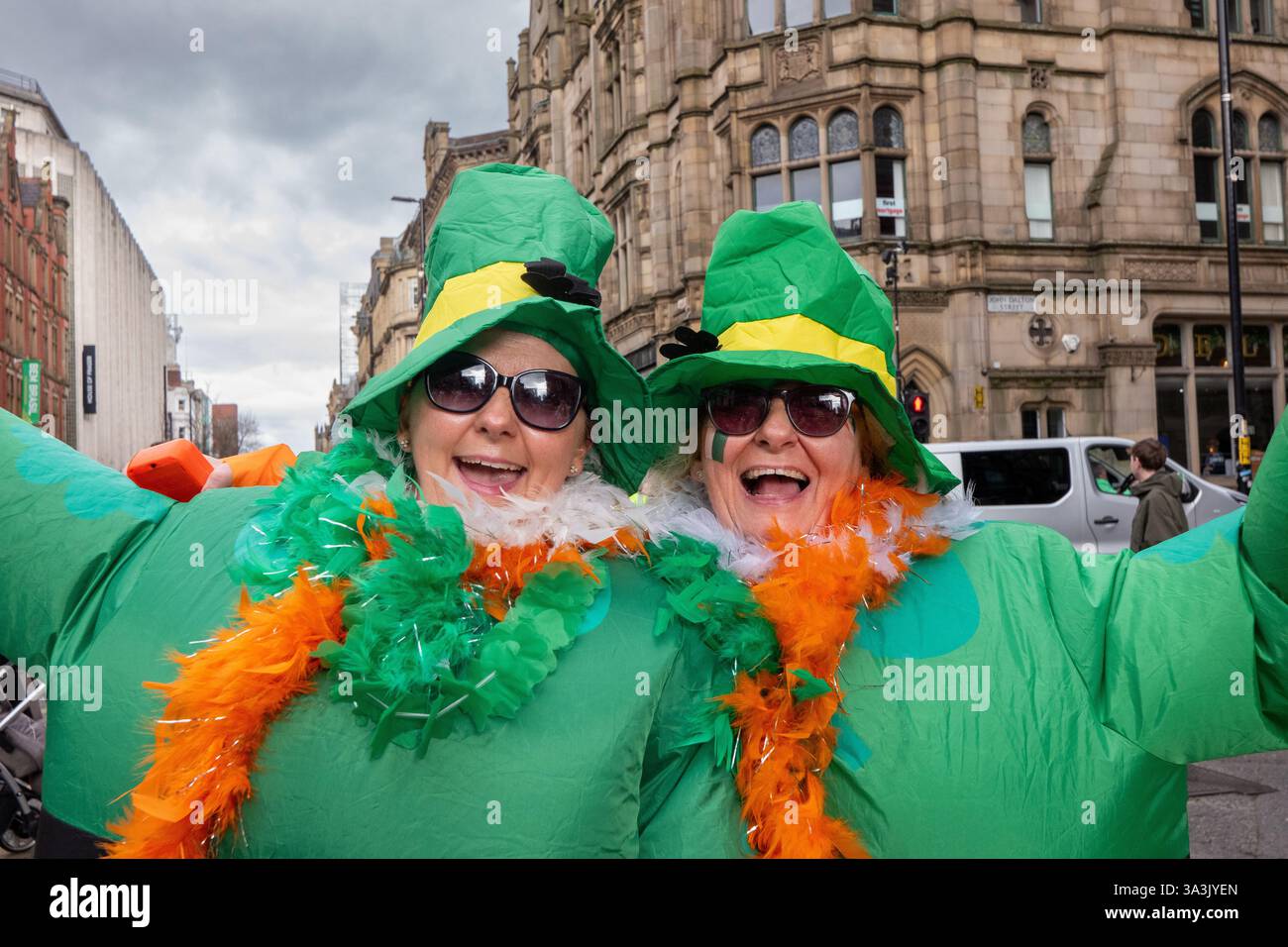 Manchester, Regno Unito. 16 marzo 2025. Parata di un giorno a Saint Patricks, Manchester. Migliaia di persone si sono allineate lungo il percorso per assistere alla sfilata del giorno di San Patrizio con cappelli verdi, bandiere irlandesi e Leprechauns. La città era un mare di verde, bianco e arancione, dato che i membri della comunità irlandese uscivano per celebrare la festa nazionale del santo patrono irlandese. Quest'anno è stato il 35° anniversario della sfilata in città e ha visto la partecipazione di oltre 30 carri e molte band che suonavano su cornamuse. Crediti: GaryRobertsphotography/Alamy Live News Foto Stock
