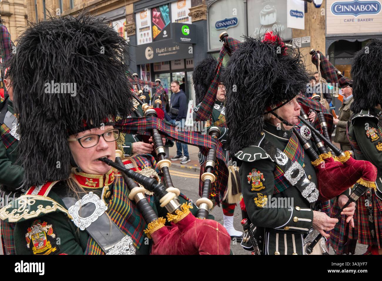 Manchester, Regno Unito. 16 marzo 2025. Parata di un giorno a Saint Patricks, Manchester. Migliaia di persone si sono allineate lungo il percorso per assistere alla sfilata del giorno di San Patrizio con cappelli verdi, bandiere irlandesi e Leprechauns. La città era un mare di verde, bianco e arancione, dato che i membri della comunità irlandese uscivano per celebrare la festa nazionale del santo patrono irlandese. Quest'anno è stato il 35° anniversario della sfilata in città e ha visto la partecipazione di oltre 30 carri e molte band che suonavano su cornamuse. Crediti: GaryRobertsphotography/Alamy Live News Foto Stock