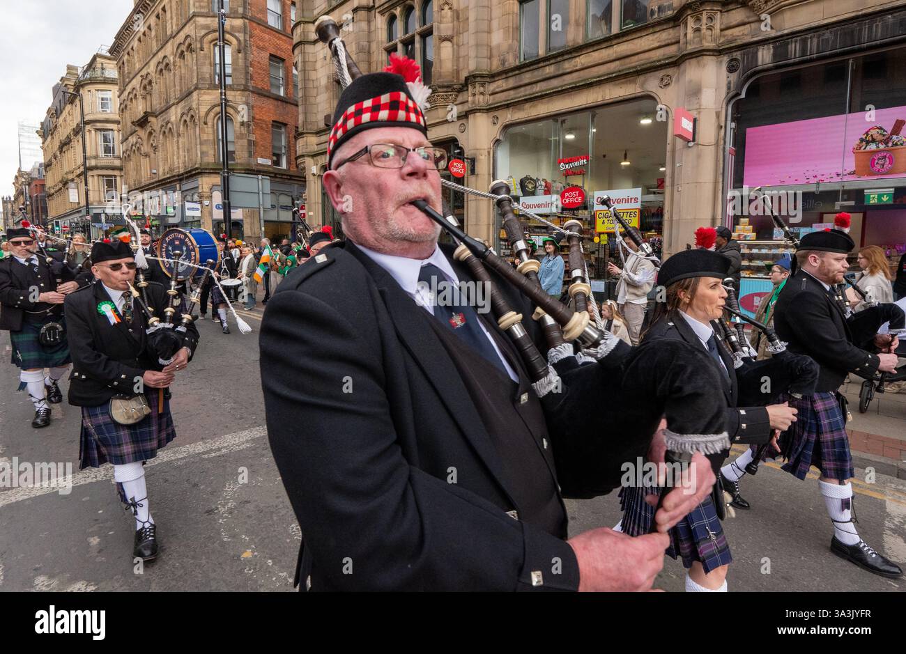 Manchester, Regno Unito. 16 marzo 2025. Parata di un giorno a Saint Patricks, Manchester. Migliaia di persone si sono allineate lungo il percorso per assistere alla sfilata del giorno di San Patrizio con cappelli verdi, bandiere irlandesi e Leprechauns. La città era un mare di verde, bianco e arancione, dato che i membri della comunità irlandese uscivano per celebrare la festa nazionale del santo patrono irlandese. Quest'anno è stato il 35° anniversario della sfilata in città e ha visto la partecipazione di oltre 30 carri e molte band che suonavano su cornamuse. Crediti: GaryRobertsphotography/Alamy Live News Foto Stock