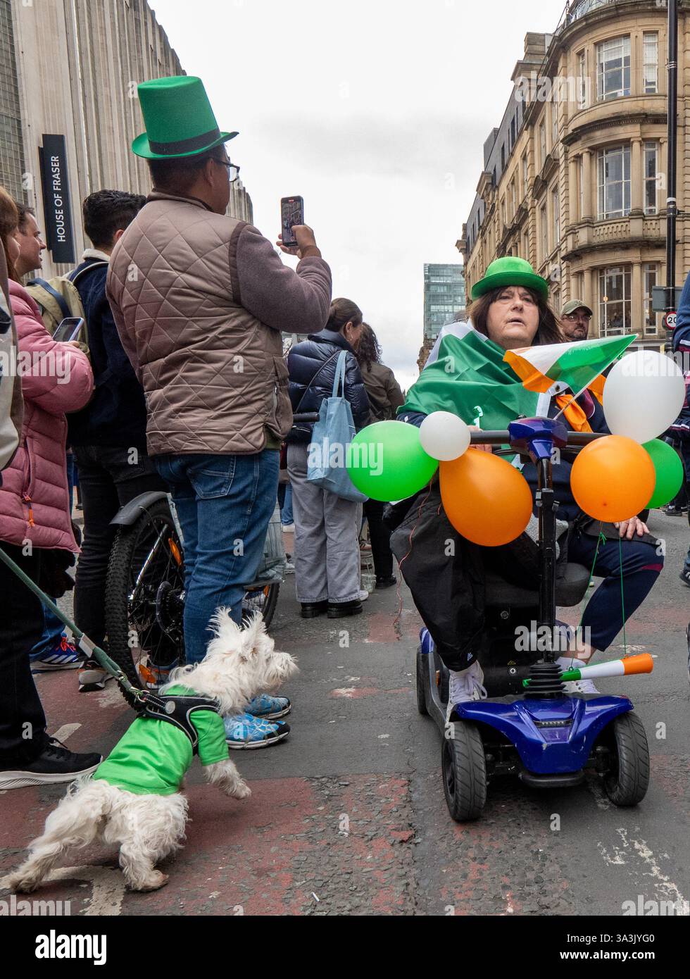Manchester, Regno Unito. 16 marzo 2025. Parata di un giorno a Saint Patricks, Manchester. Migliaia di persone si sono allineate lungo il percorso per assistere alla sfilata del giorno di San Patrizio con cappelli verdi, bandiere irlandesi e Leprechauns. La città era un mare di verde, bianco e arancione, dato che i membri della comunità irlandese uscivano per celebrare la festa nazionale del santo patrono irlandese. Quest'anno è stato il 35° anniversario della sfilata in città e ha visto la partecipazione di oltre 30 carri e molte band che suonavano su cornamuse. Crediti: GaryRobertsphotography/Alamy Live News Foto Stock