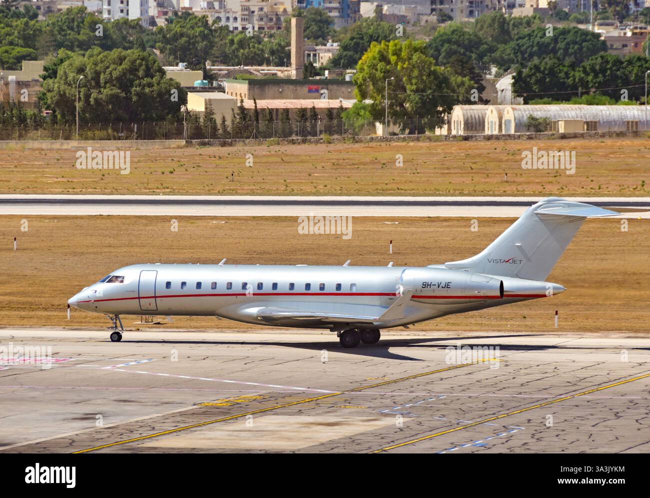 Luqa, Malta - 7 agosto 2023: Bombardier Global 600 jet executive privato gestito dalla società di charter di lusso Vistajet Taxing per il decollo a Malta Foto Stock