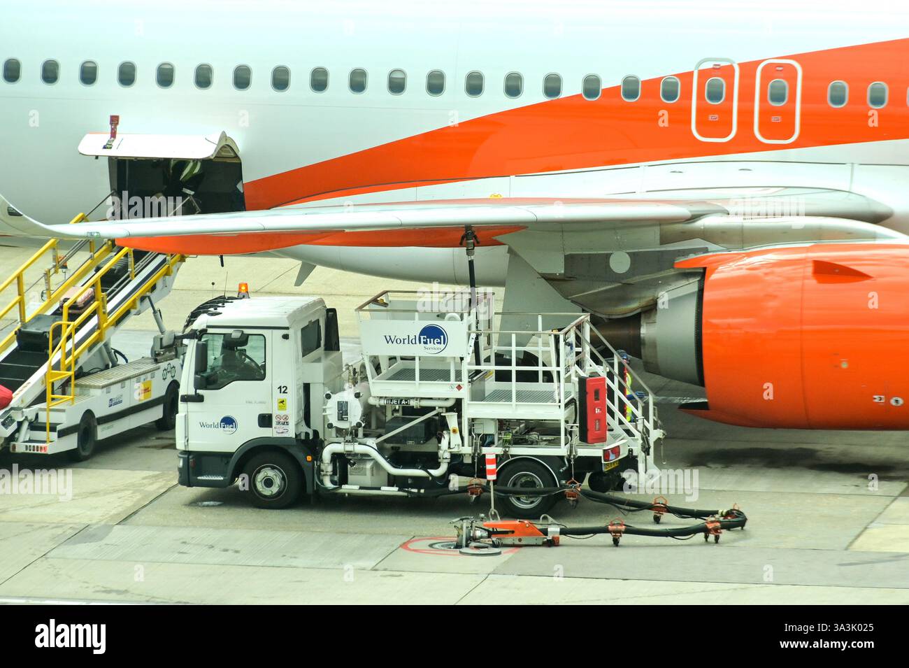 Londra, Inghilterra, Regno Unito - 1° agosto 2023: Collegamento del veicolo con pompa del carburante a una principale fonte di carburante per l'aviazione per il rifornimento di un aeromobile all'aeroporto di Gatwick Foto Stock