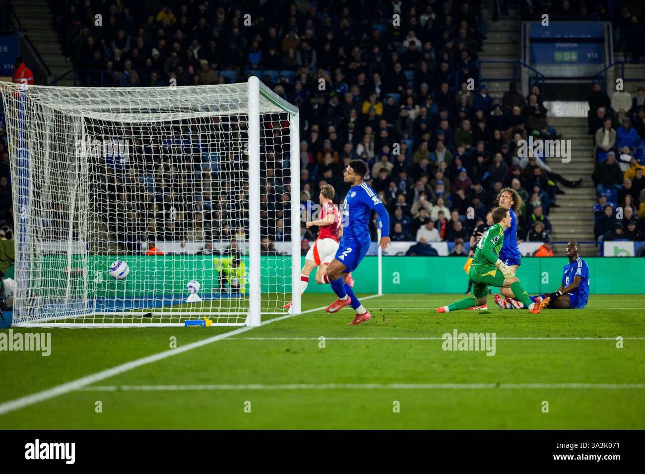 King Power Stadium, Leicester, Regno Unito. 16 marzo 2025. Premier League Football, Leicester City contro Manchester United; Manchester United Rasmus Hojlund segna il suo primo gol al 27 ° minuto. Credito: Action Plus Sports/Alamy Live News Foto Stock