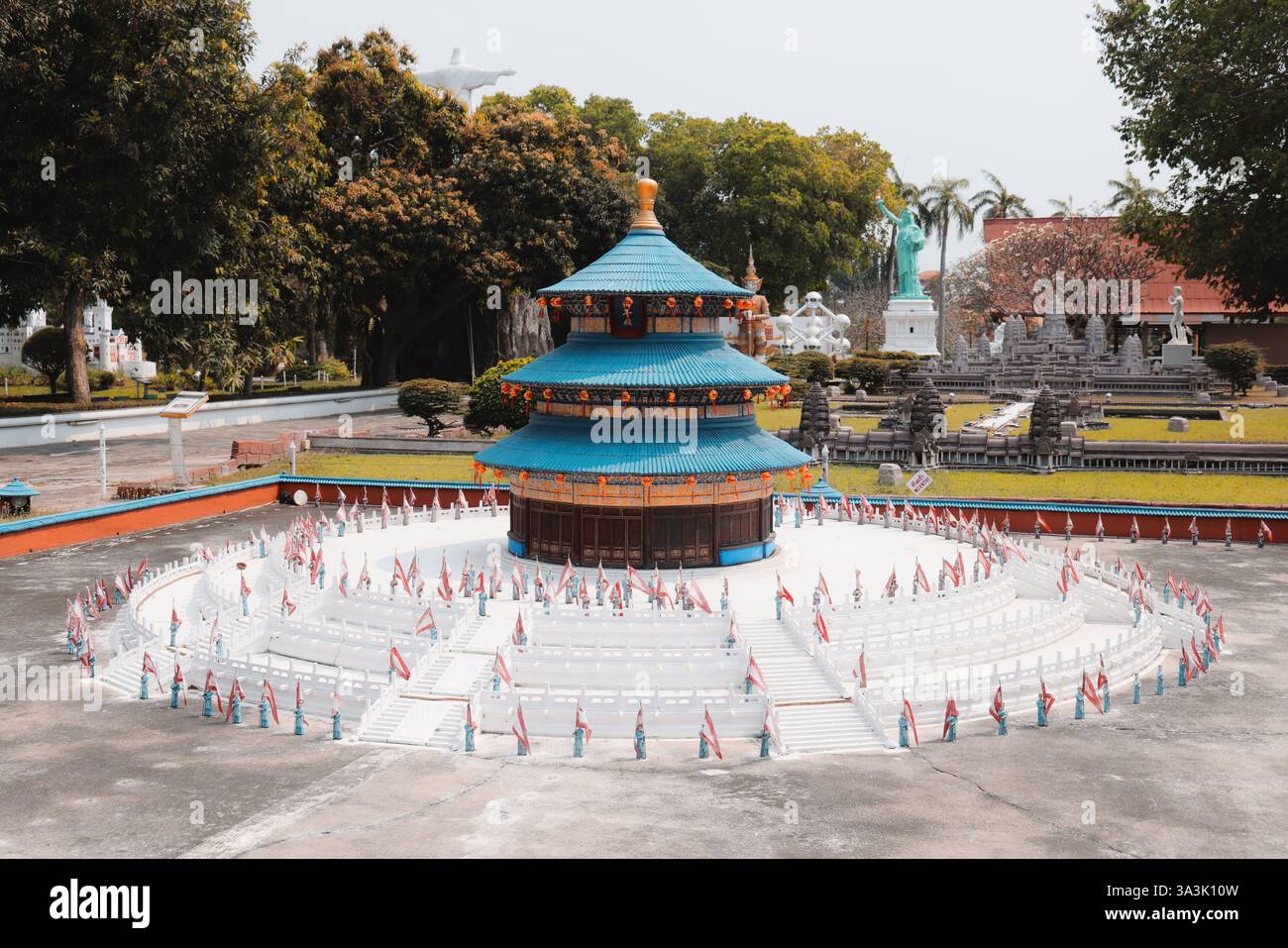 Uno splendido Tempio in miniatura è splendidamente circondato da natura lussureggiante e paesaggi panoramici Foto Stock