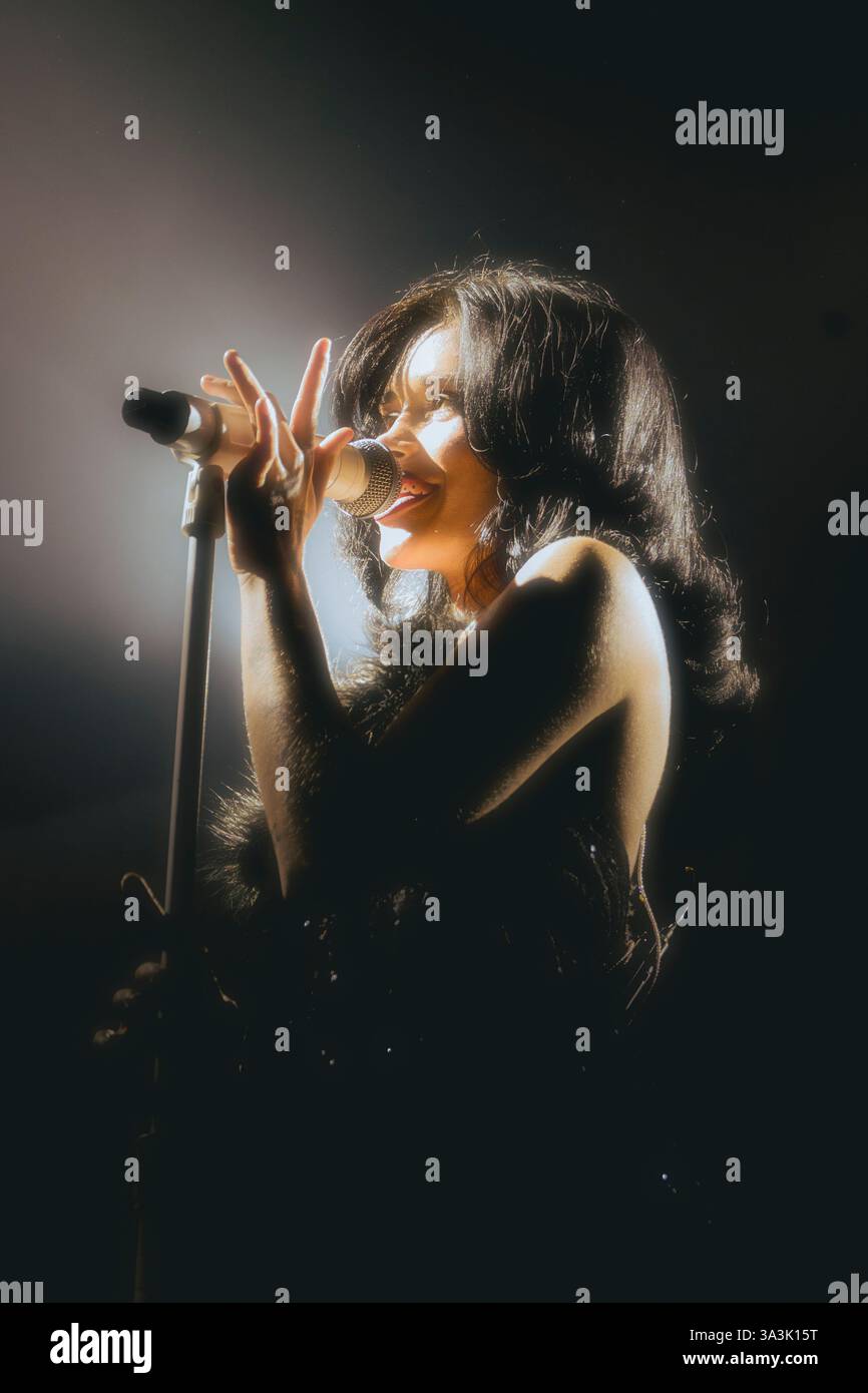 Fotografia di concerti Nessa Barrett musica dal vivo Foto Stock