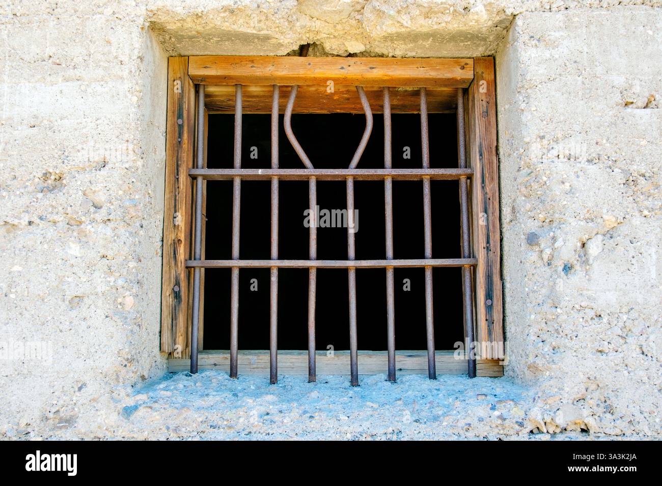 Barre di ferro sulla finestra della prigione nella città fantasma mineraria di Rhyolite, Nevada, Stati Uniti Foto Stock