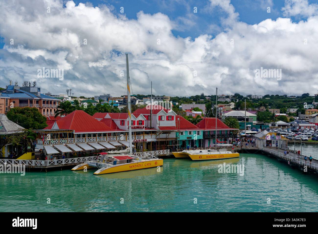 Catamarani ormeggiati lungo la passerella nel porto di St John's Antigua. Foto Stock