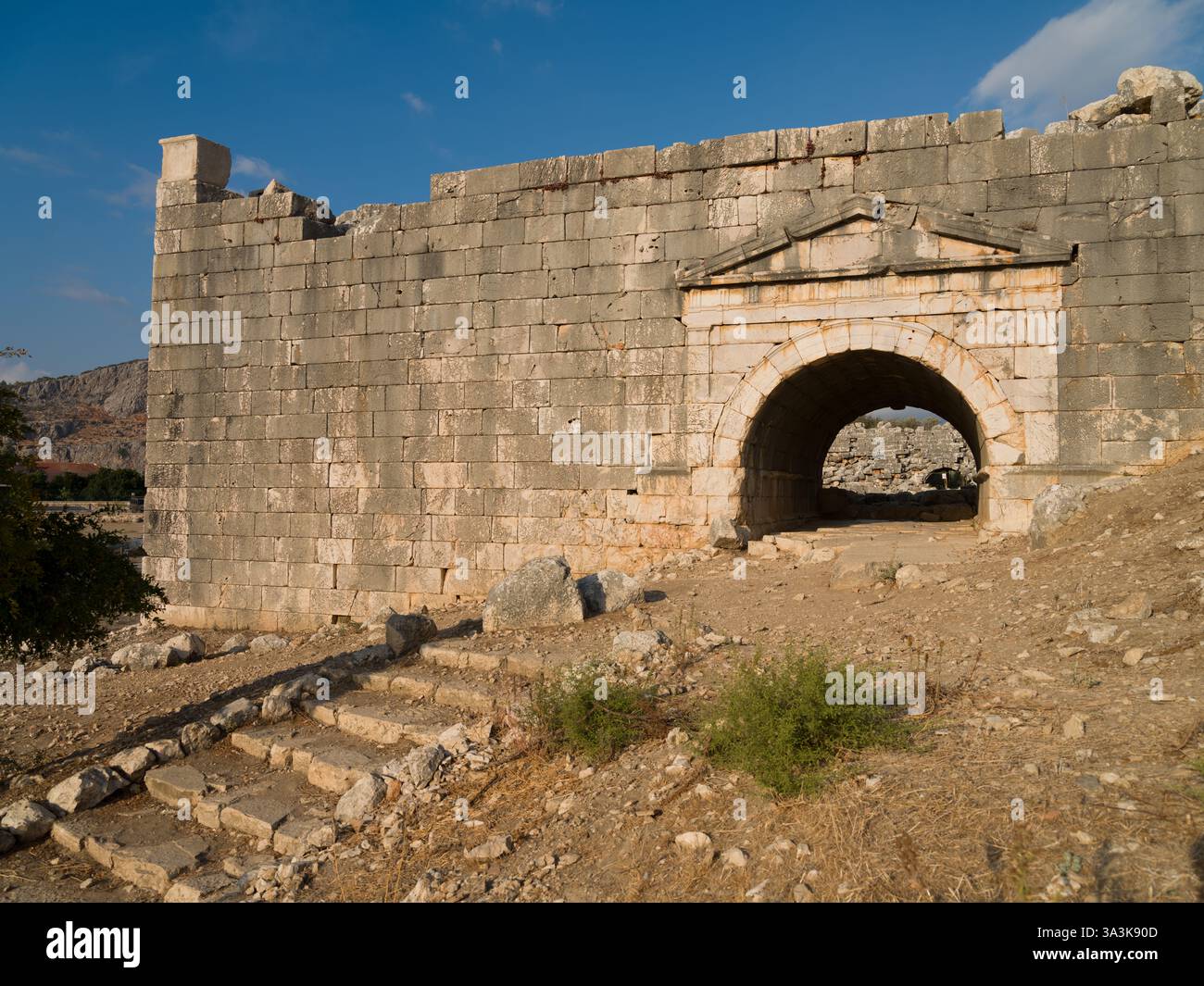 Ingresso all'anfiteatro della città antica di Letoon. Rovine dell'antica città di Letoon. Sito patrimonio dell'umanità dell'UNESCO. Percorso litico a piedi. Paese della Turchia Foto Stock