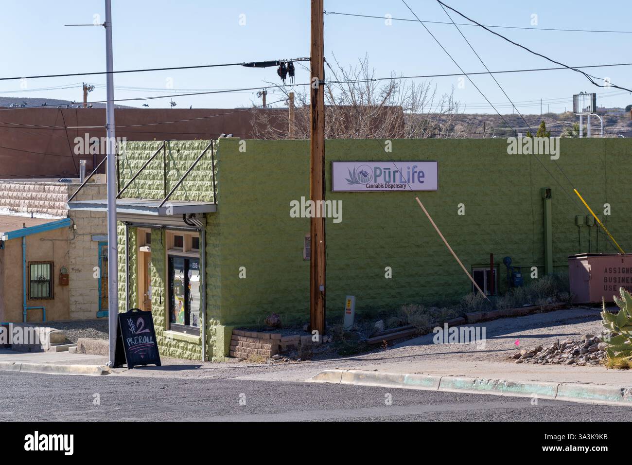 Truth or Consequences New Mexico - 8 dicembre 2024: A Cannabis Dispensary in Truth or Consequences New Mexico with a Sign for Pre Rolls Foto Stock