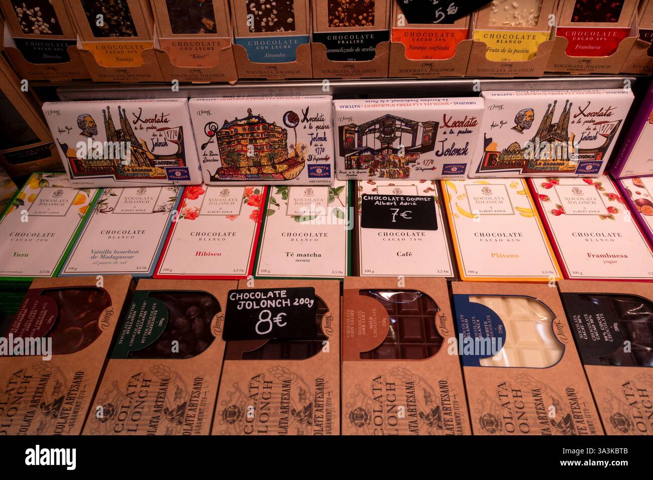 Vendita Bar di cioccolato fondente artigiano europeo assortito, mercato pubblico la Boqueria, iconico viale la Rambla City, Barcellona Spagna Foto Stock