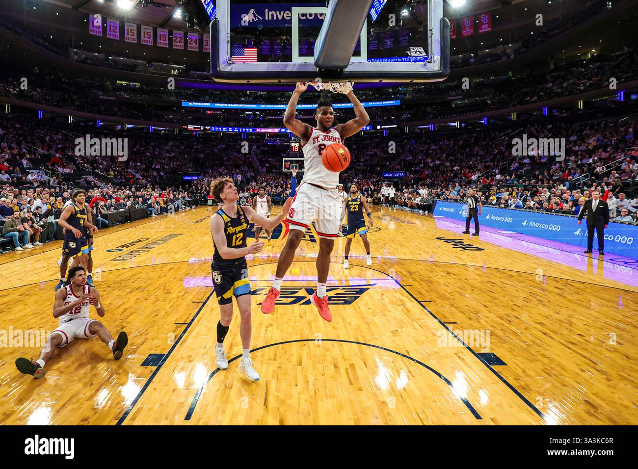 14 marzo 2025, New York City, New York, Stati Uniti: L'attaccante della Red Storm di St. John ZUBY EJIOFOR (24) finisce un pugno sull'attaccante dei Marquette Golden Eagles BEN GOLD (12) durante la semifinale del torneo della Big East Conference tra la Red Storm di St. John e i Marquette Golden Eagles tenutasi al Madison Square Garden di New York, NY (Credit Image: © Scott Rausenberger/ZUMA Press Wire) SOLO PER USO EDITORIALE! Non per USO commerciale! Foto Stock 14 marzo 2025, New York City, New York, Stati Uniti: L'attaccante della Red Storm di St. John ZUBY EJIOFOR (24) finisce un pugno sull'attaccante dei Marquette Golden Eagles BEN GOLD (12) durante la semifinale del torneo della Big East Conference tra la Red Storm di St. John e i Marquette Golden Eagles tenutasi al Madison Square Garden di New York, NY (Credit Image: © Scott Rausenberger/ZUMA Press Wire) SOLO PER USO EDITORIALE! Non per USO commerciale! Foto Stock