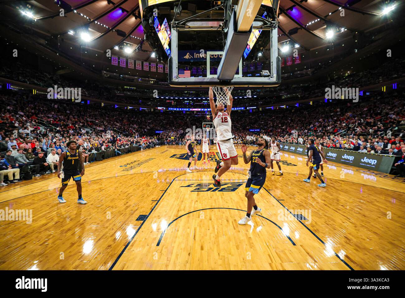 14 marzo 2025, New York City, New York, Stati Uniti: St. John's Red Storm Guard RJ LUIS JR. (12) termina una dunk durante la semifinale del torneo della Big East Conference tra St. John's Red Storm e Marquette Golden Eagles tenutasi al Madison Square Garden di New York, NY. (Credit Image: © Scott Rausenberger/ZUMA Press Wire) SOLO PER USO EDITORIALE! Non per USO commerciale! Foto Stock 14 marzo 2025, New York City, New York, Stati Uniti: St. John's Red Storm Guard RJ LUIS JR. (12) termina una dunk durante la semifinale del torneo della Big East Conference tra St. John's Red Storm e Marquette Golden Eagles tenutasi al Madison Square Garden di New York, NY. (Credit Image: © Scott Rausenberger/ZUMA Press Wire) SOLO PER USO EDITORIALE! Non per USO commerciale! Foto Stock