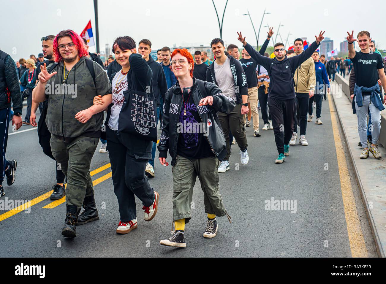 15.03..2025 Belgrado, Serbia, studenti e agricoltori protestano contro il governo chiedendo giustizia per le 15 vite perse nel tragico crollo di Novi S. Foto Stock