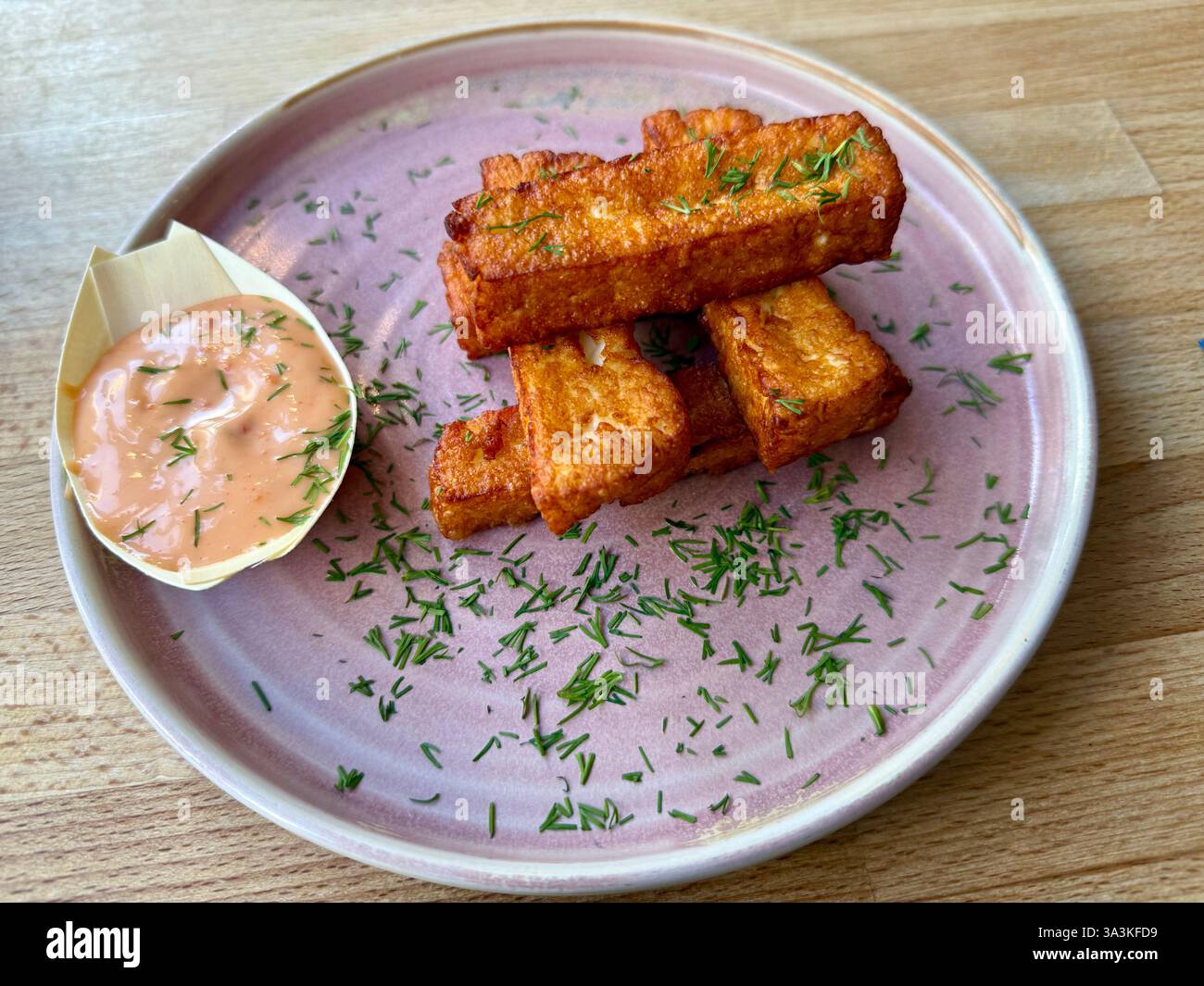 Patate fritte di halloumi, salsa di peperoncino con Dill tritato - Immagine stock catturata con smartphone