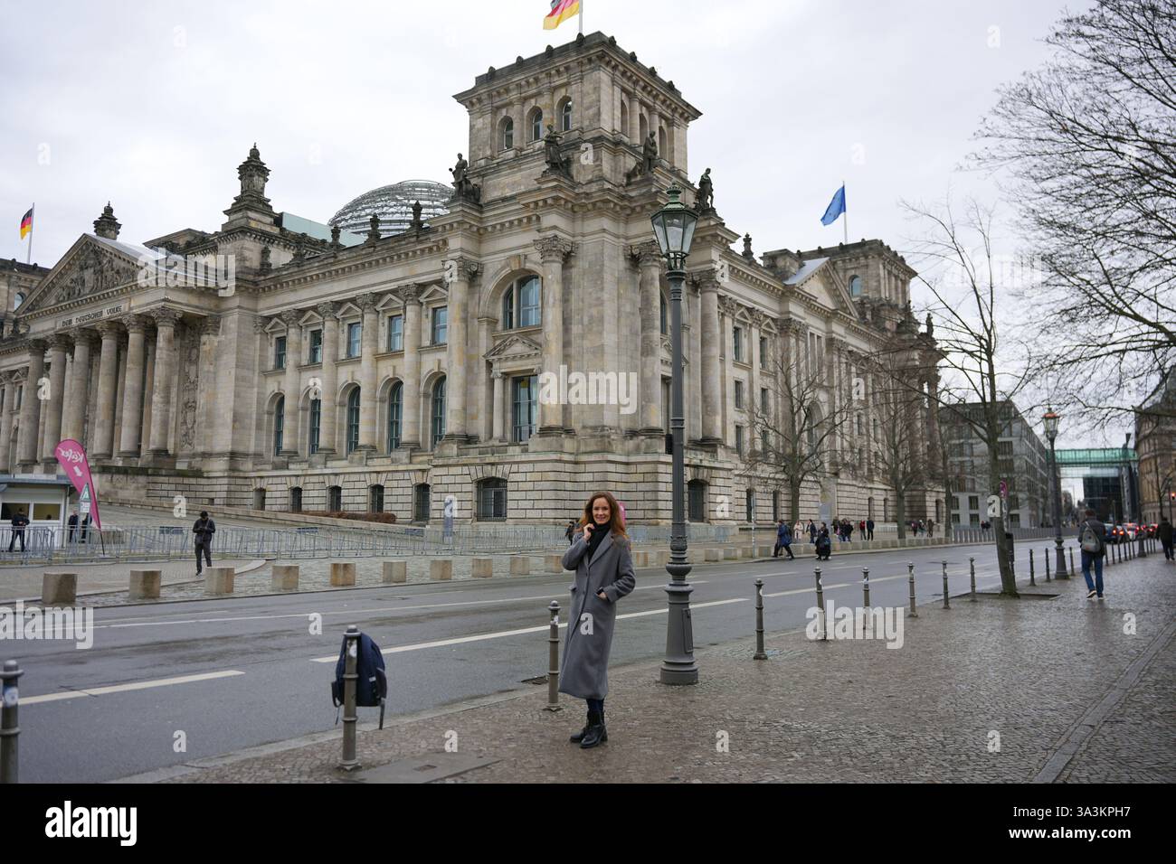 Berlino, Germania 02.13.2025 donna elegante davanti al Reichstag di Berlino Foto Stock