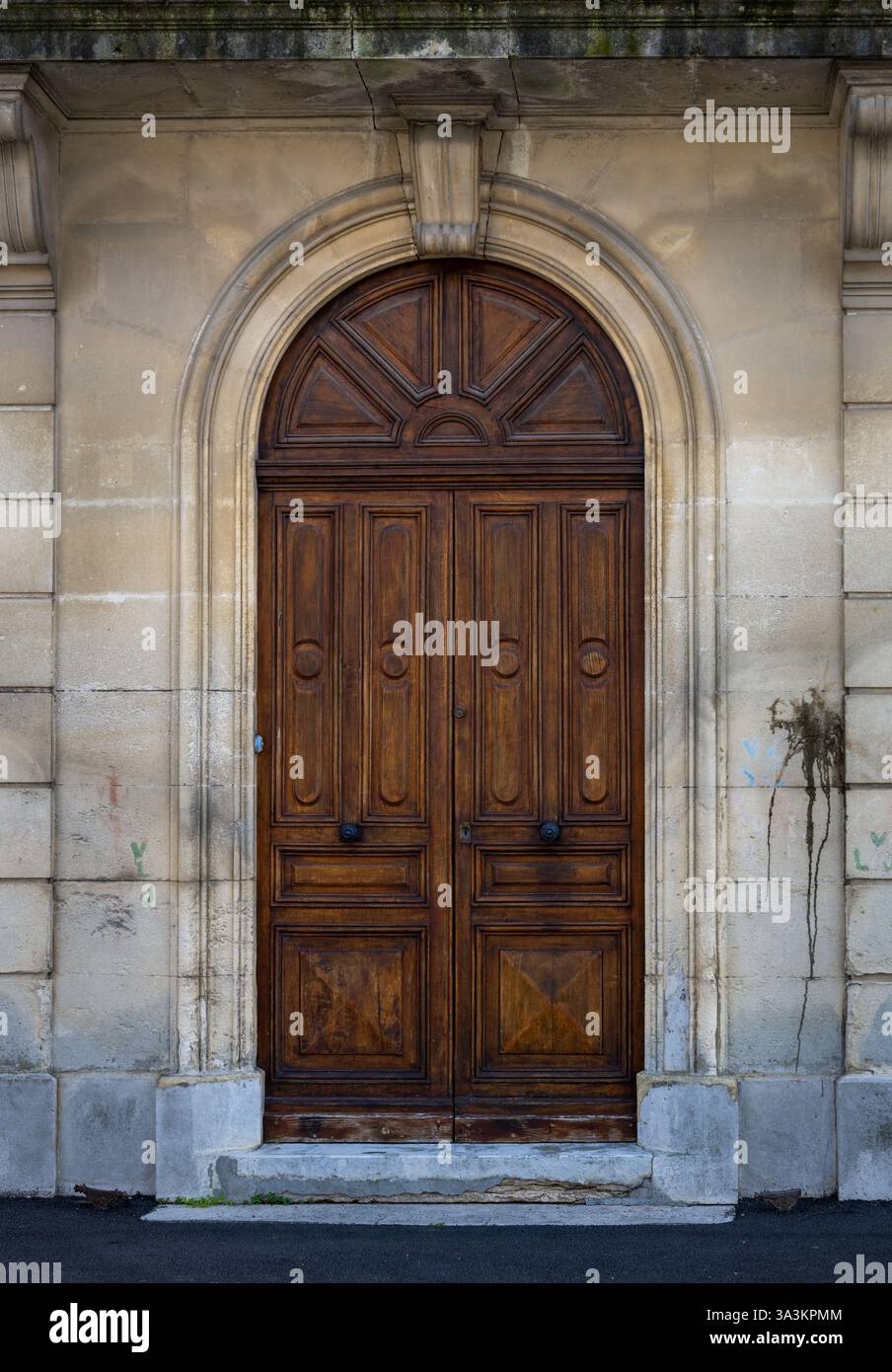 C'era una bella porta di legno in un muro di pietra, da vicino Foto Stock