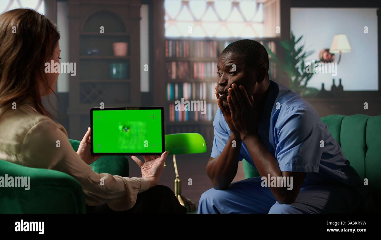 Infermiera afroamericana che si apre in consulenza accanto allo spazio di copia di mockup, sperimentando un disturbo da stress post traumatico. Assistente alle prese con l'impatto emotivo della perdita del paziente. Telecamera A.. Foto Stock