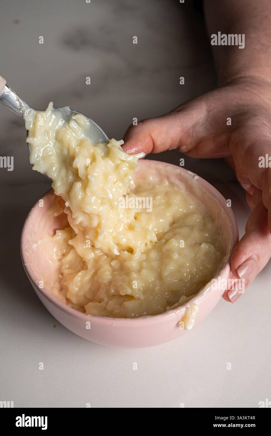 Ripieno basso di caramelle al cocco per uovo di Pasqua al cioccolato al latte in un JAR Vertical. Foto Stock