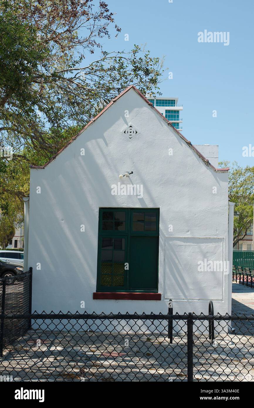 Dietro un vecchio edificio bianco. Pareti in stucco bianco, finiture rosse ed elementi decorativi sono coerenti con il vecchio stile architettonico. Angolato Foto Stock