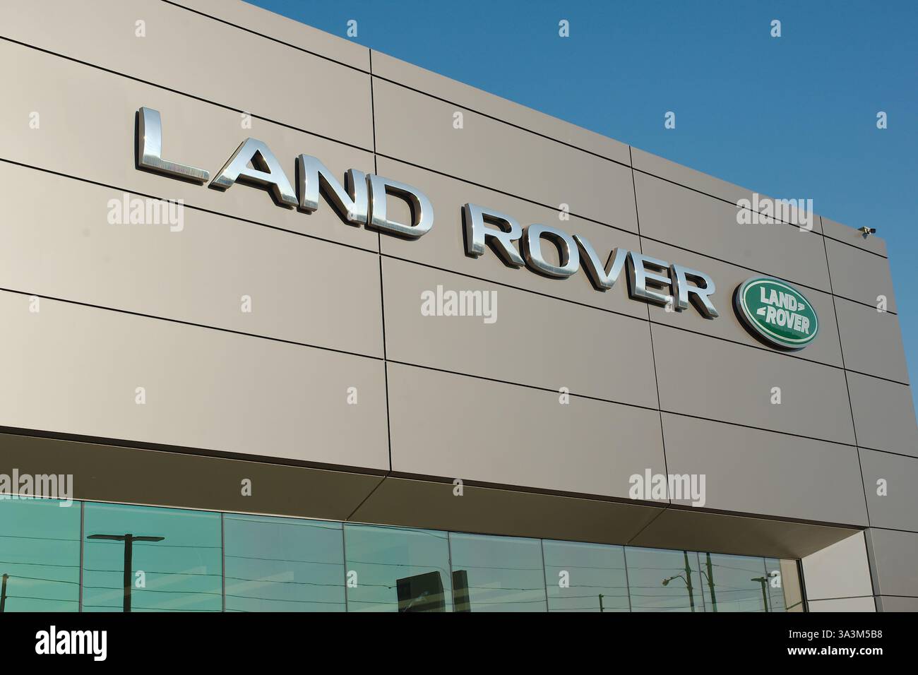 Solo per uso editoriale 15 marzo 2025. St. Petersburg, Florida, Stati Uniti. Cartello con il logo Land Rover sull'edificio nel tardo pomeriggio, ampio panorama del cielo blu. Foto Stock