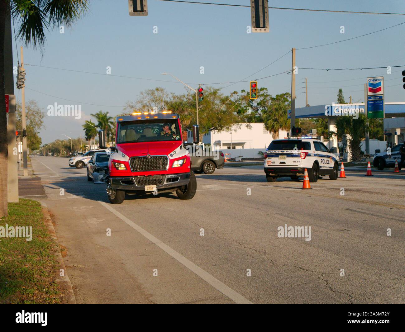 Solo per uso editoriale 15 marzo 2025. St. Petersburg, FL, USA, diverse auto della polizia e camion si intersecano tra la 49th St N e Central Avenue dopo un vehi Foto Stock