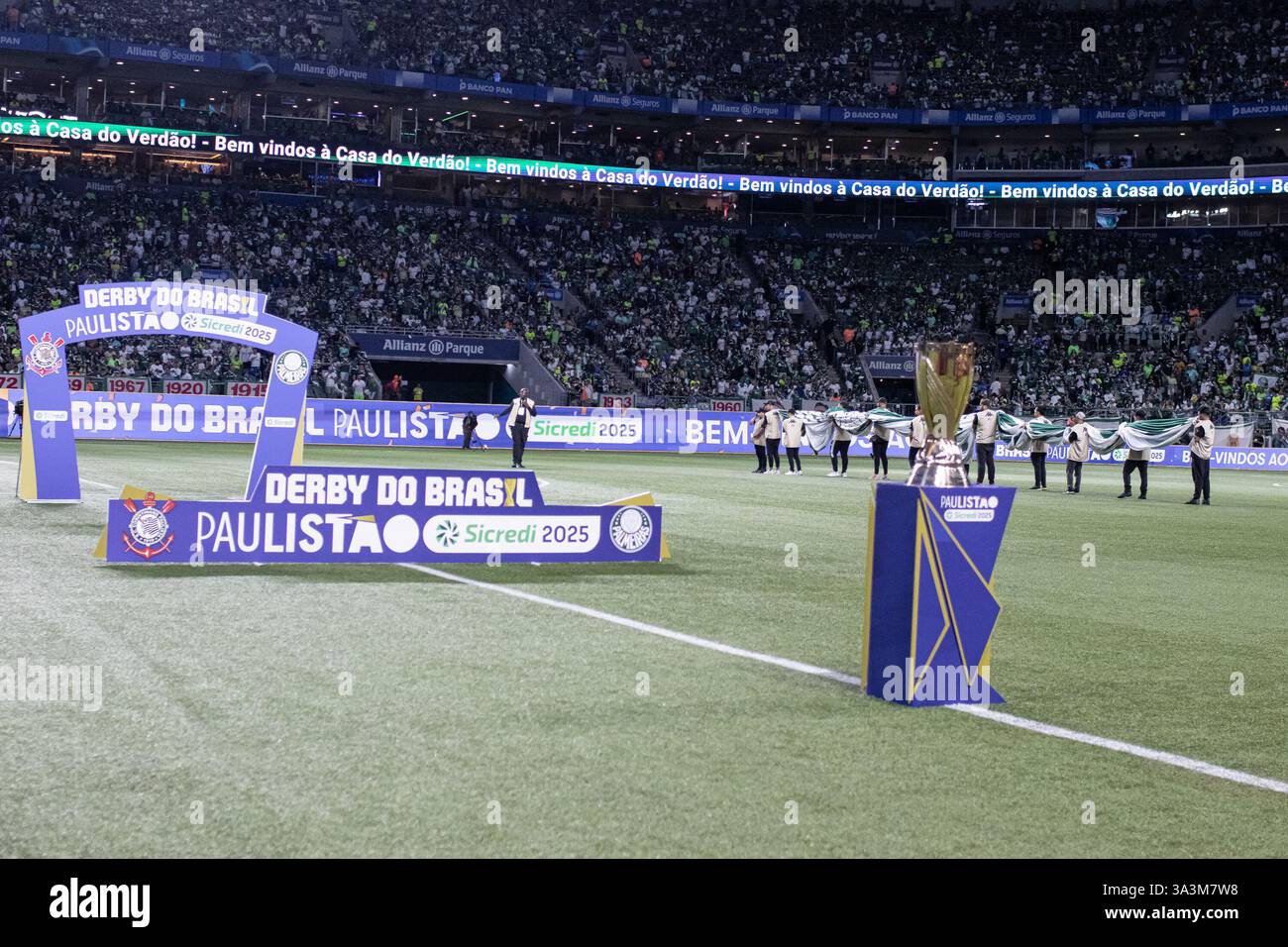 San Paolo, Brasile. 16 marzo 2025. SAN PAOLO, BRASILE - 16 MARZO: Il trofeo viene visto prima della partita di andata tra S.E. Palmeiras e S.C. Corinthians Paulista come parte delle finali del Campionato Paulista di serie A1 2025 all'Allianz Parque Arena il 16 marzo 2025 a San Paolo, Brasile. (Foto di Wanderson Oliveira/PxImages) credito: PX Images/Alamy Live News Foto Stock