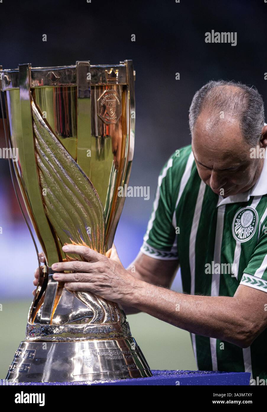 San Paolo, Brasile. 16 marzo 2025. SAN PAOLO, BRASILE - 16 MARZO: L'ex giocatore Evair detiene il trofeo prima della partita di andata tra S. E. Palmeiras e S. C. Corinthians Paulista come parte delle finali del Campionato Paulista serie A1 2025 all'Allianz Parque Arena il 16 marzo 2025 a San Paolo, Brasile. (Foto di Wanderson Oliveira/PxImages) credito: PX Images/Alamy Live News Foto Stock