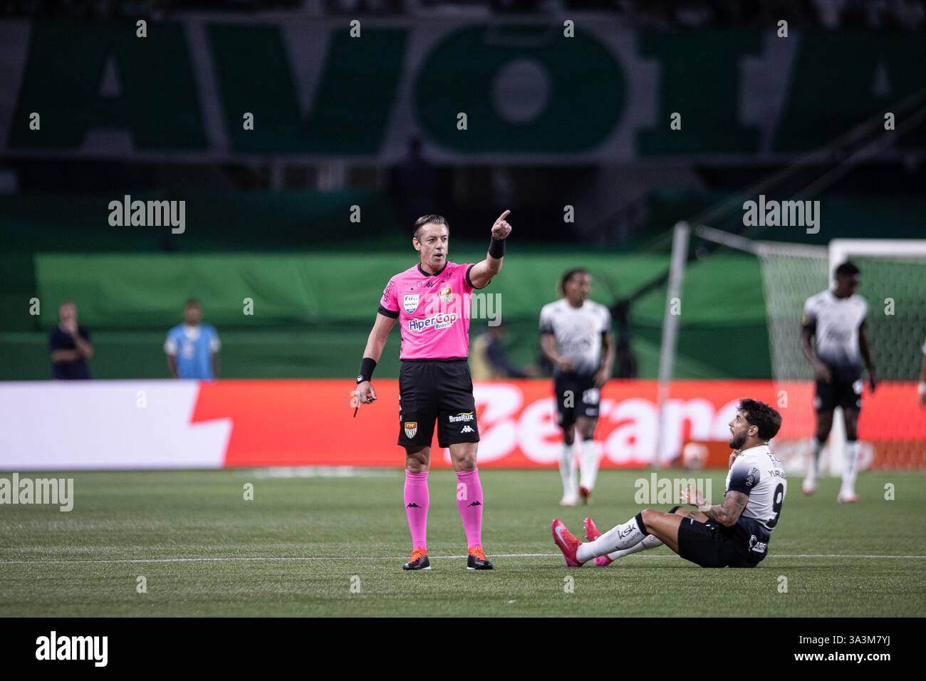 San Paolo, Brasile. 16 marzo 2025. SAN PAOLO, BRASILE - 16 MARZO: Arbitro Raphael Claus durante la partita di andata tra S.E. Palmeiras e S.C. Corinthians Paulista come parte della finale del Campionato Paulista serie A1 2025 all'Allianz Parque Arena il 16 marzo 2025 a San Paolo, Brasile. (Foto di Wanderson Oliveira/PxImages) credito: PX Images/Alamy Live News Foto Stock