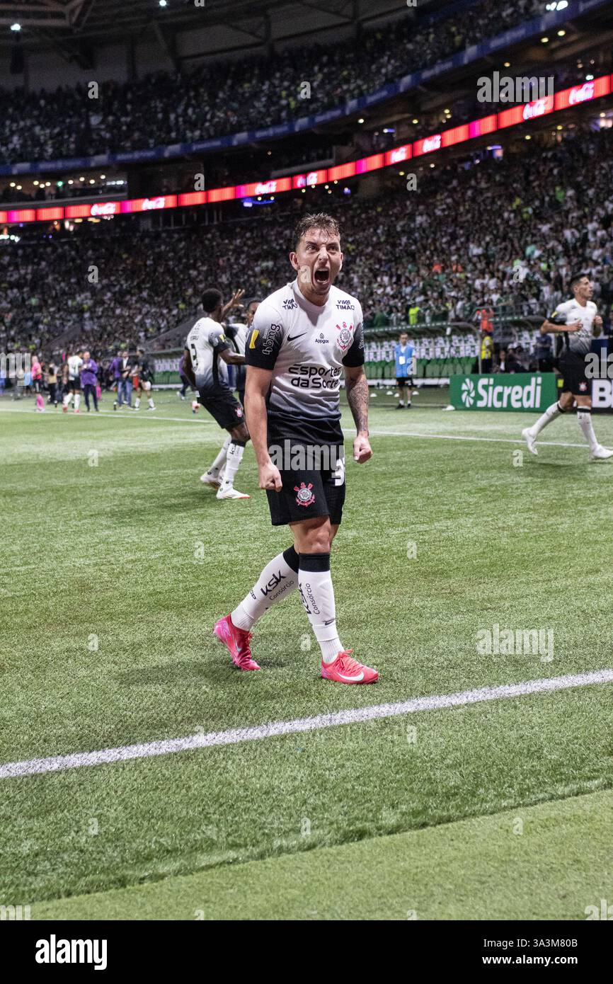 San Paolo, Brasile. 16 marzo 2025. SAN PAOLO, BRASILE - 16 MARZO: Breno Bidon festeggia dopo che Yuri Alberto ha segnato un gol durante la partita di andata tra S.E. Palmeiras e S.C. Corinthians Paulista come parte delle finali del Campionato Paulista di serie A1 2025 all'Allianz Parque Arena il 16 marzo 2025 a San Paolo, Brasile. (Foto di Wanderson Oliveira/PxImages) credito: PX Images/Alamy Live News Foto Stock