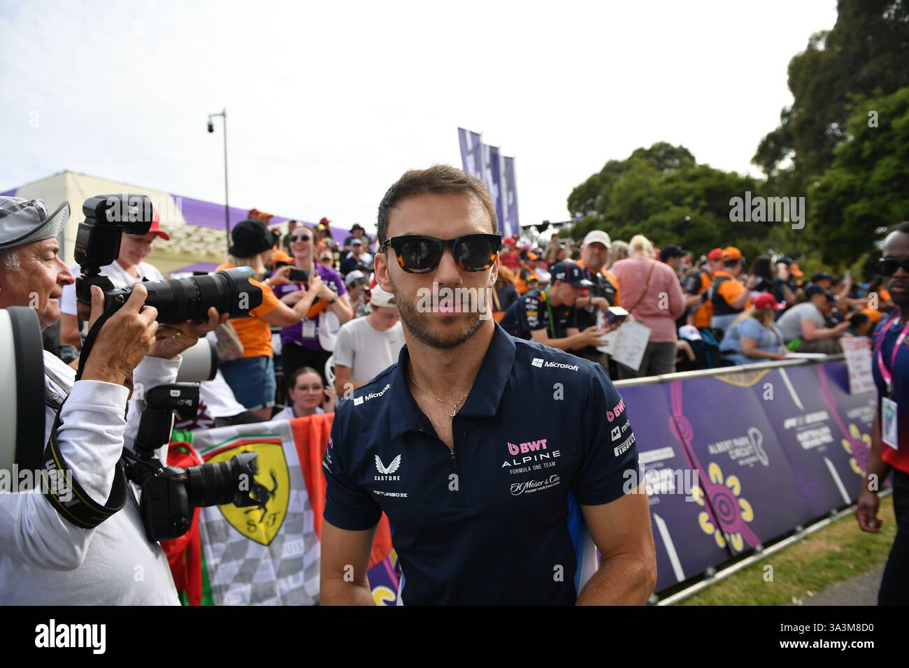 Il pilota di Formula 1 alpino Pierre Gasl firma autografi per i tifosi a Melbourne a piedi al Gran Premio d'Australia di Formula 1 Foto Stock