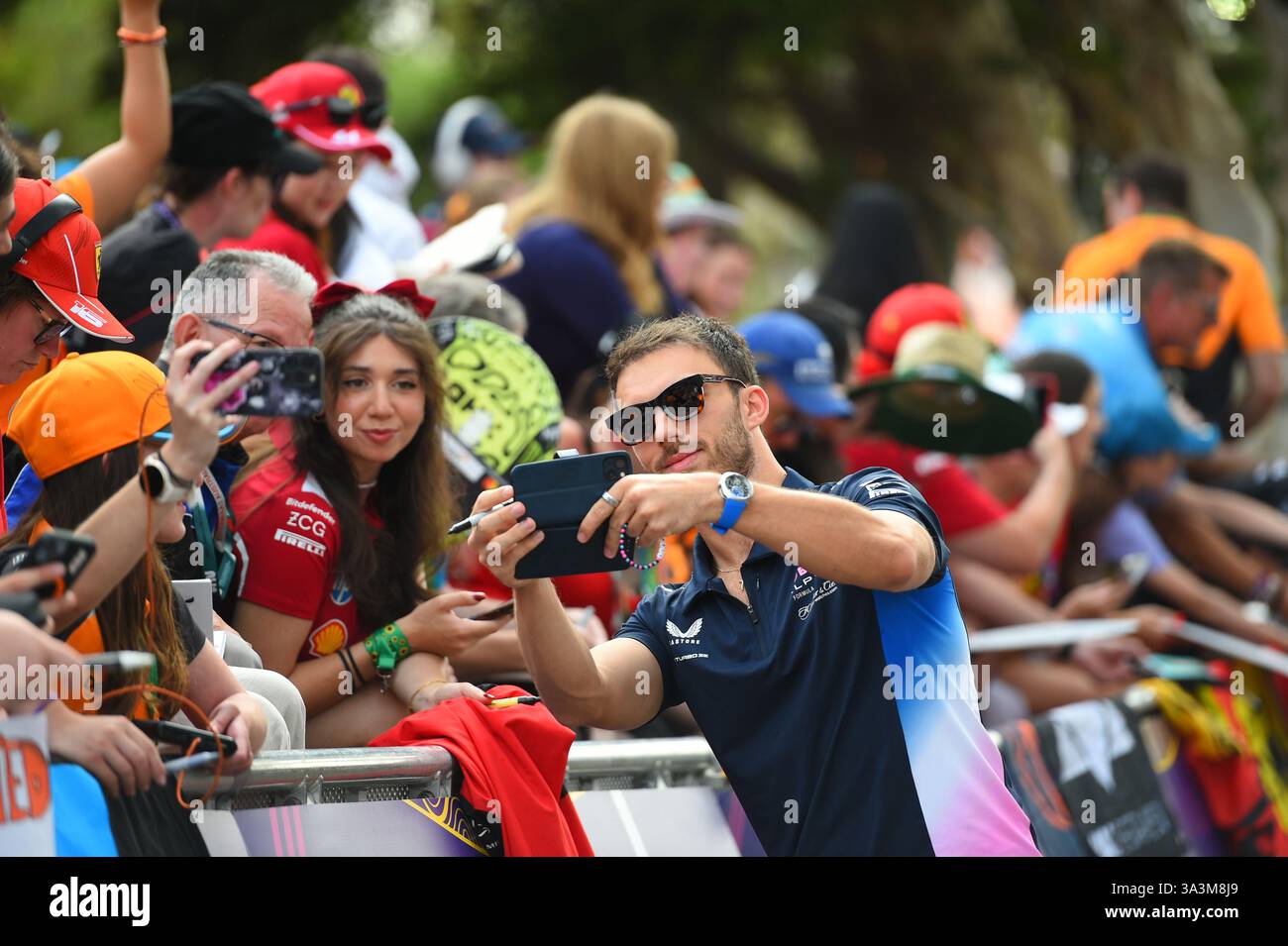 Il pilota di Formula 1 alpino Pierre Gasl firma autografi per i tifosi a Melbourne a piedi al Gran Premio d'Australia di Formula 1 Foto Stock