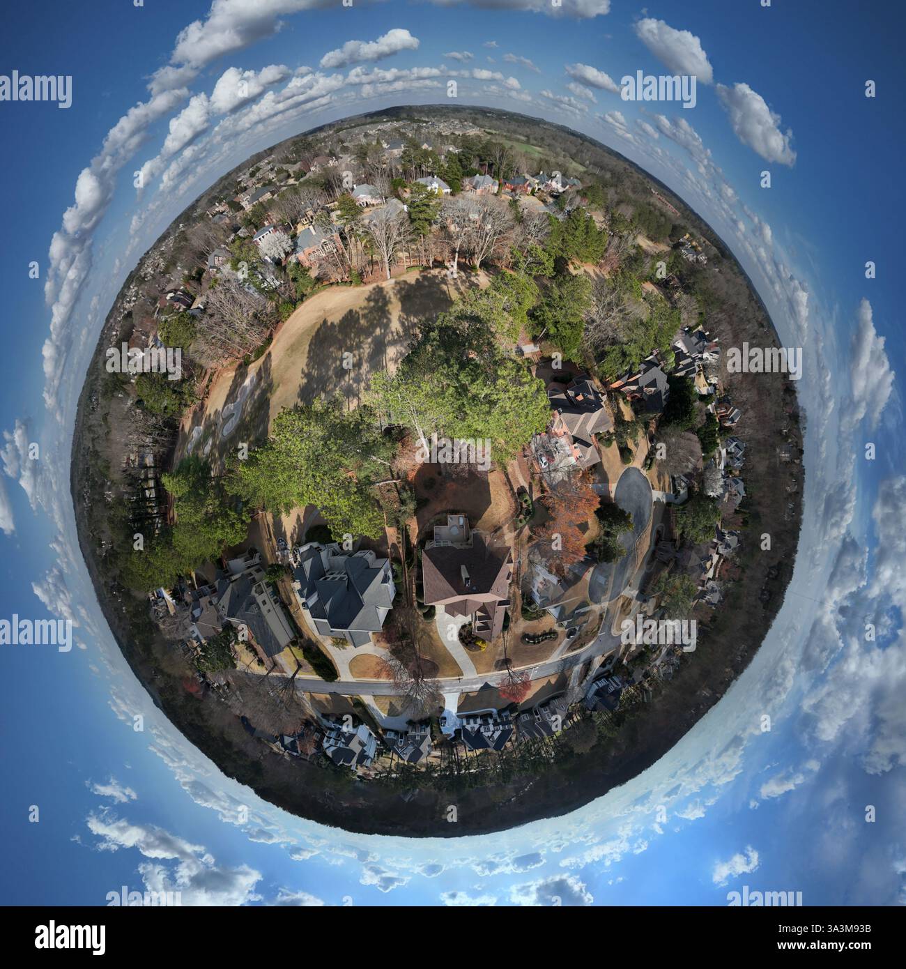 Veduta aerea di un piccolo pianeta a 360 gradi di una divisione con campo da golf e di uno splendido lago nei sobborghi di Atlanta durante il Golden hou Foto Stock