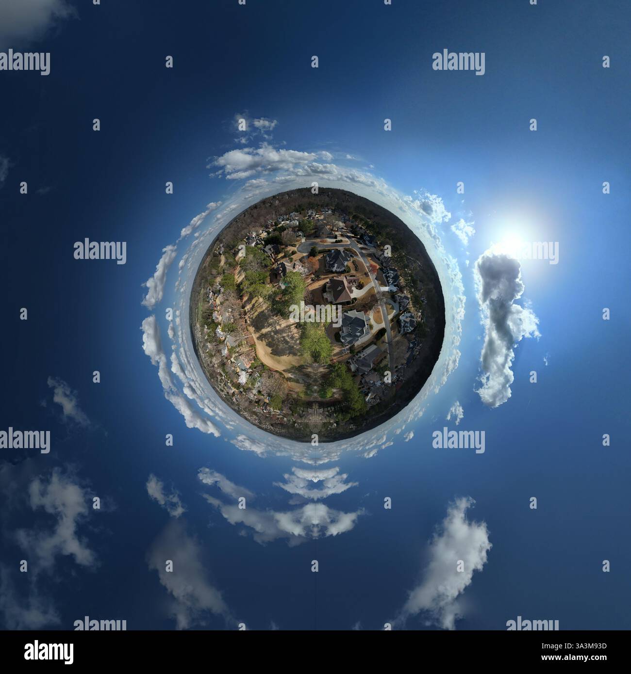 Veduta aerea di un piccolo pianeta a 360 gradi di una divisione con campo da golf e di uno splendido lago nei sobborghi di Atlanta durante il Golden hou Foto Stock