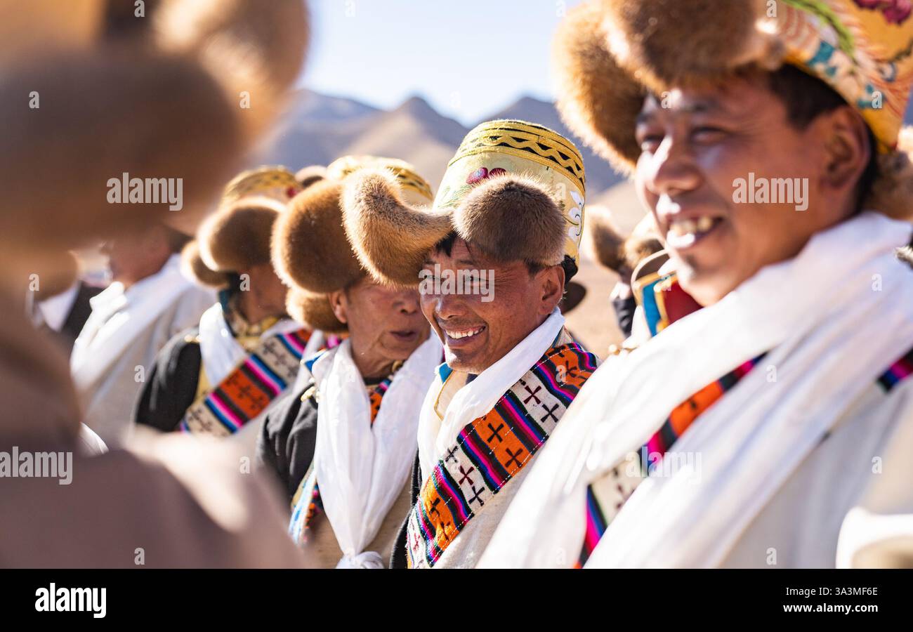 Pechino, la regione autonoma cinese di Xizang. 16 marzo 2025. Gli agricoltori partecipano a una cerimonia che segna l'inizio dell'agricoltura primaverile nella città di Codoi nella contea di Lhunzhub, nella regione autonoma di Xizang, nel sud-ovest della Cina, 16 marzo 2025. La domenica si sono svolte cerimonie che segnano l'inizio dell'agricoltura primaverile in tutta Xizang. La cerimonia è di grande importanza in quanto segna l'inizio della stagione agricola di un nuovo anno e serve come preghiera per condizioni meteorologiche favorevoli e raccolti abbondanti. Crediti: Tenzin Nyida/Xinhua/Alamy Live News Foto Stock