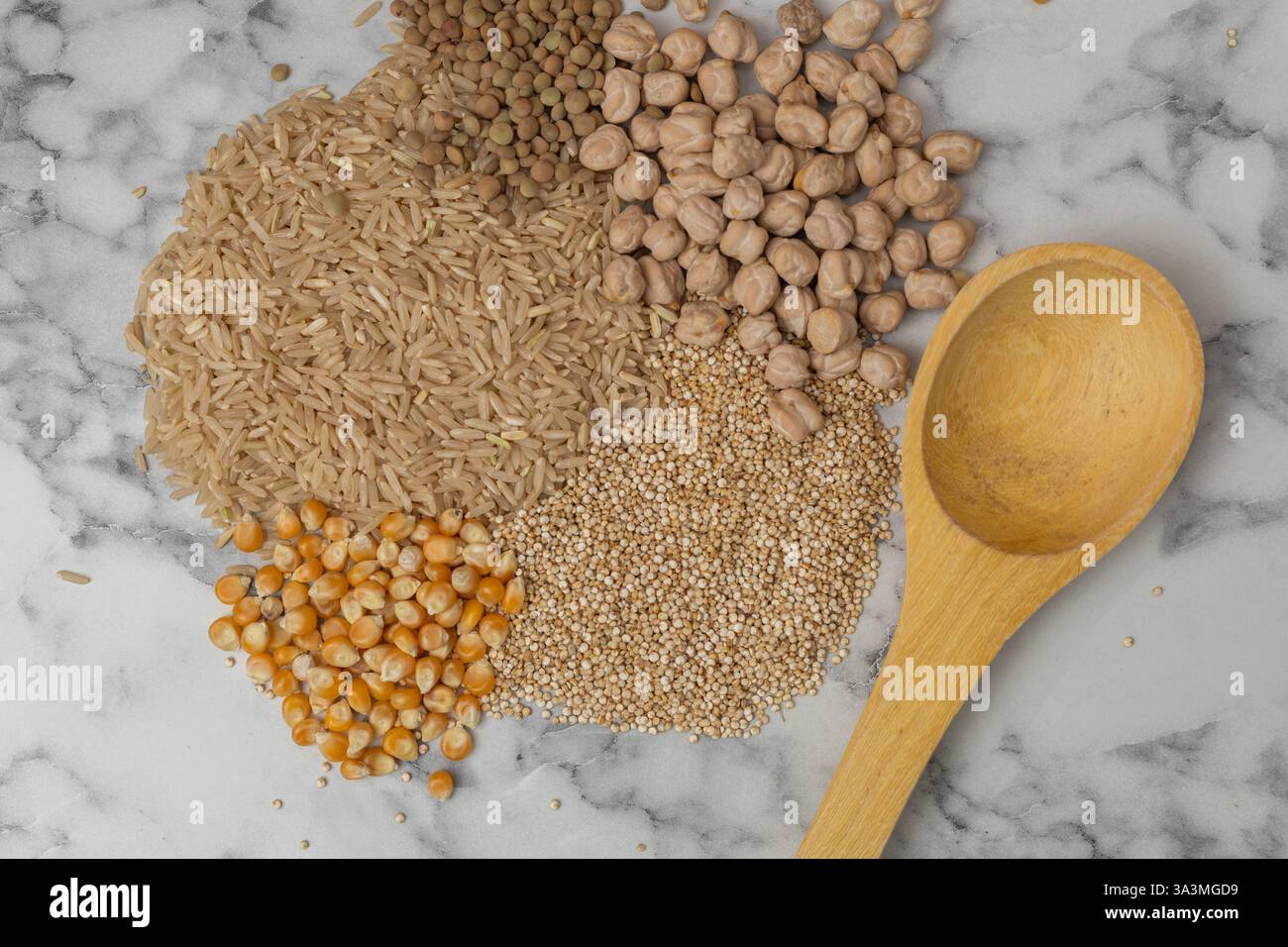 Una miscela sana e nutriente di mais di alta qualità, ceci, semi di lino e orzo, ricca di fibre, proteine e bontà naturale per alimentare il tuo bod Foto Stock