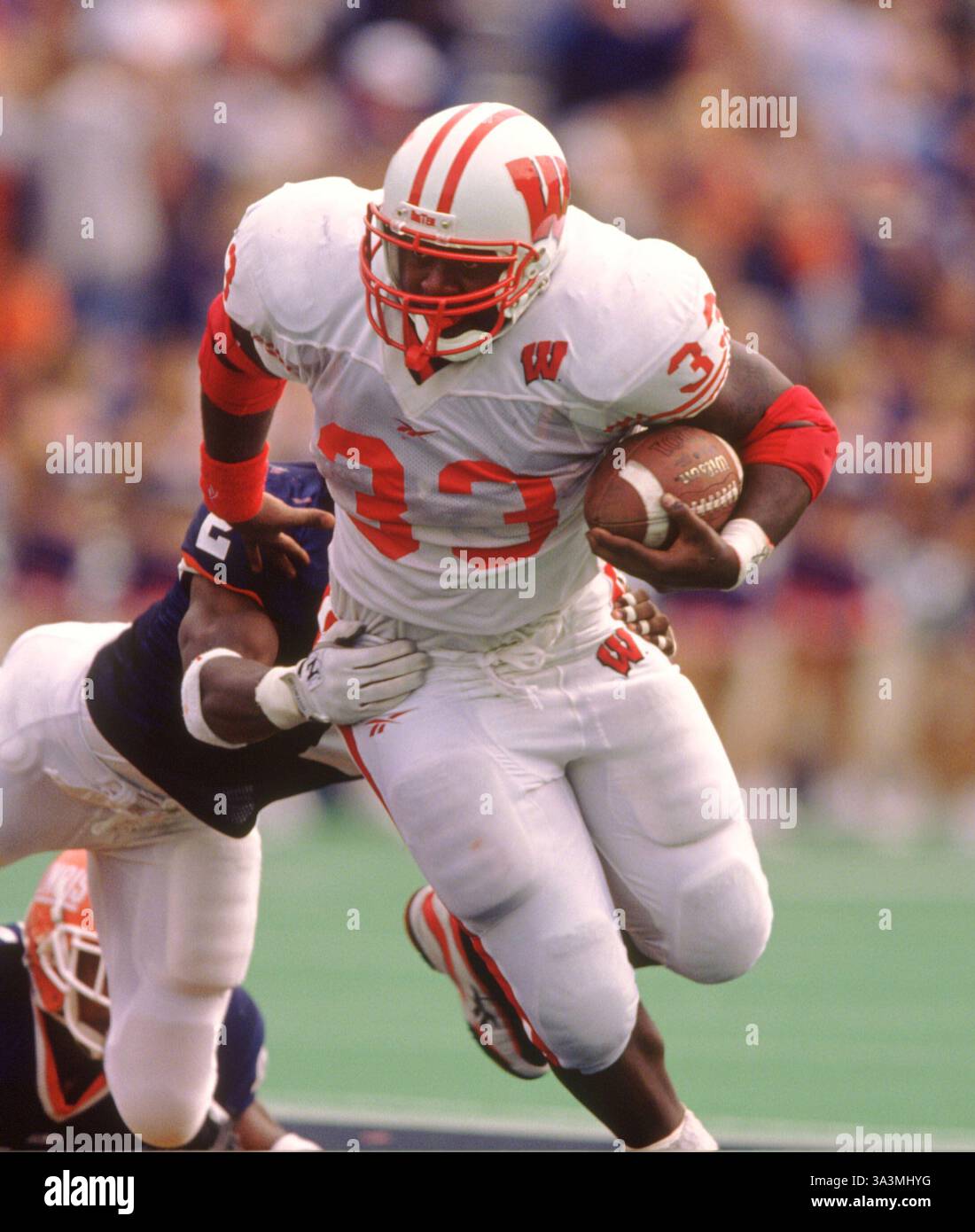 Il running back Wisconsin Badger e vincitore dell'Heisman Trophy Ron Dayne in azione nel 1999. Foto Stock