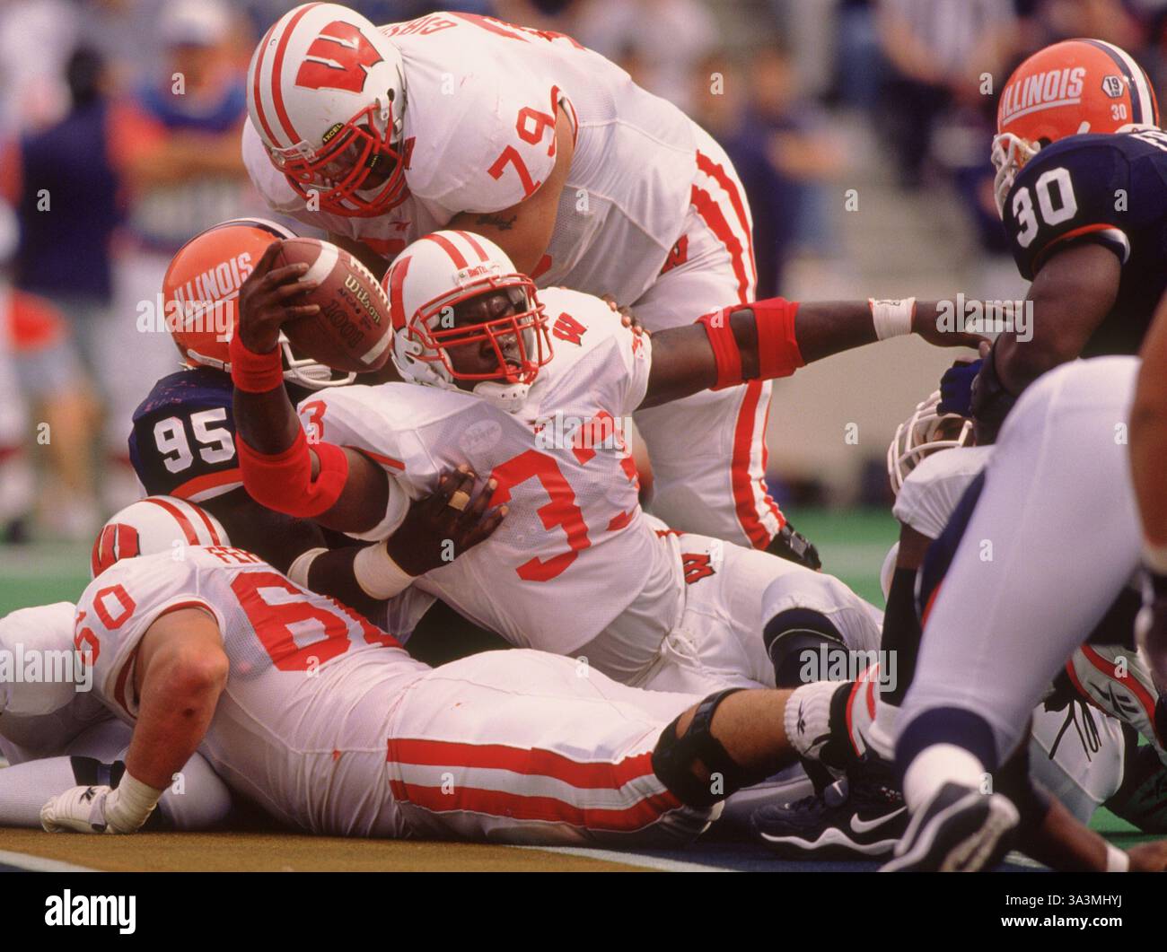 Il running back Wisconsin Badger e vincitore dell'Heisman Trophy Ron Dayne in azione nel 1999. Foto Stock