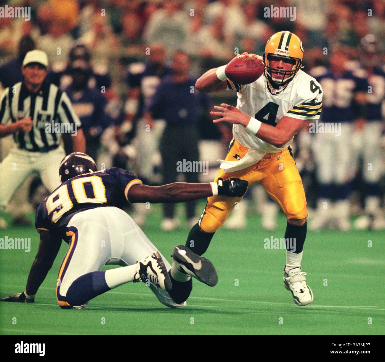 I Green Bay Packer Brett Favre in azione contro i Minnesota Vikings nel 1994. Foto Stock I Green Bay Packer Brett Favre in azione contro i Minnesota Vikings nel 1994. Foto Stock