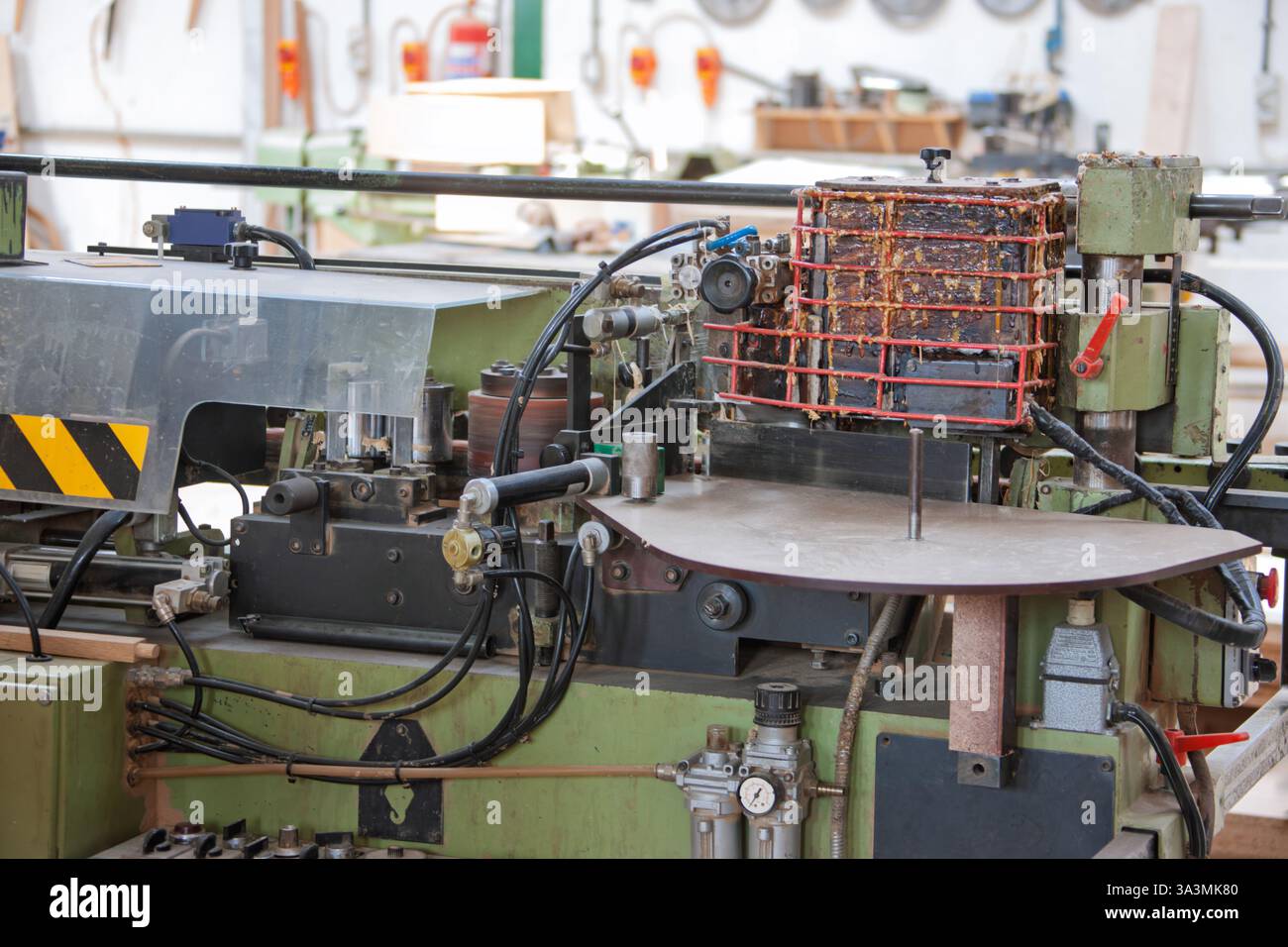 macchina per incollaggio legno industriale in una fabbrica piccola impresa Foto Stock